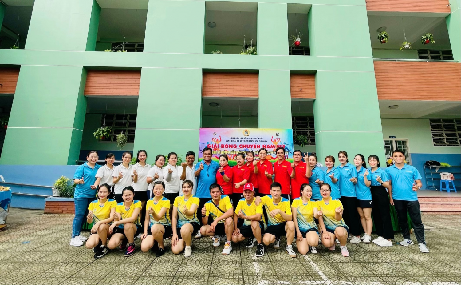 BAN CHẤP HÀNH CÔNG ĐOÀN CƠ SỞ TRƯỜNG TIỂU HỌC THỚI HÒA TỔ CHỨC GIẢI BÓNG CHUYỀN NAM - NỮ CHÀO MỪNG 93 NĂM NGÀY THÀNH LẬP HỘI LIÊN HIỆP PHỤ NỮ VIỆT NAM 20/10/1930 - 20/10/2023