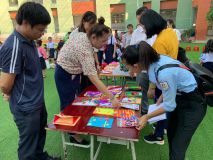 Hình học sinh làm thiệp 20/11