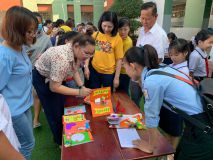 Hình học sinh làm thiệp 20/11