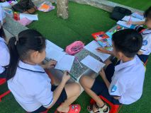 Hình học sinh làm thiệp 20/11