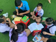 Hình học sinh làm thiệp 20/11