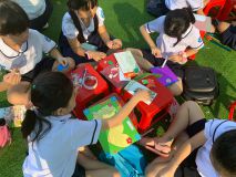 Hình học sinh làm thiệp 20/11