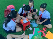 Hình học sinh làm thiệp 20/11