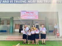 Hình học sinh làm thiệp 20/11