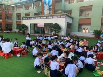 Hình học sinh làm thiệp 20/11