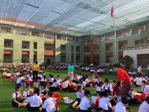 Hình học sinh làm thiệp 20/11