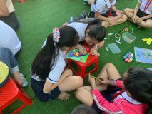 Hình học sinh làm thiệp 20/11