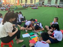 Hình học sinh làm thiệp 20/11