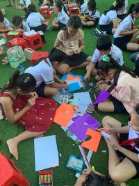 Hình học sinh làm thiệp 20/11