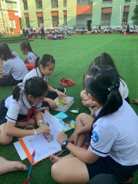 Hình học sinh làm thiệp 20/11