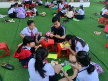 Hình học sinh làm thiệp 20/11