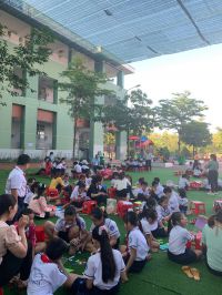 Hình học sinh làm thiệp 20/11