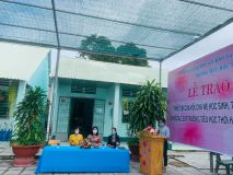 Lễ trao tặng thiết bị cho học sinh