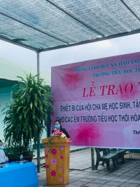 Lễ trao tặng thiết bị cho học sinh