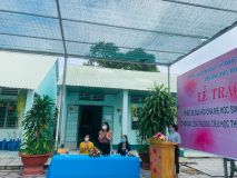 Lễ trao tặng thiết bị cho học sinh