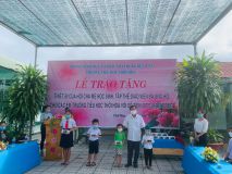 Lễ trao tặng thiết bị cho học sinh