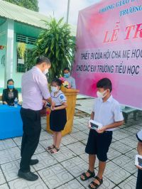 Lễ trao tặng thiết bị cho học sinh