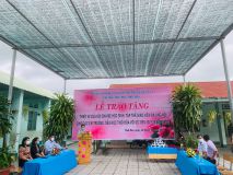 Lễ trao tặng thiết bị cho học sinh