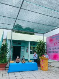 Lễ trao tặng thiết bị cho học sinh