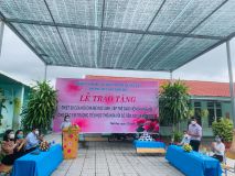 Lễ trao tặng thiết bị cho học sinh