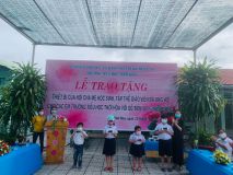 Lễ trao tặng thiết bị cho học sinh