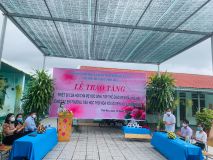 Lễ trao tặng thiết bị cho học sinh