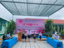 Lễ trao tặng thiết bị cho học sinh