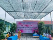 Lễ trao tặng thiết bị cho học sinh