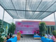 Lễ trao tặng thiết bị cho học sinh