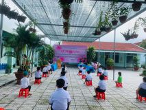 Lễ trao tặng thiết bị cho học sinh