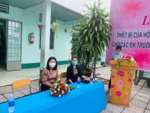 Lễ trao tặng thiết bị cho học sinh