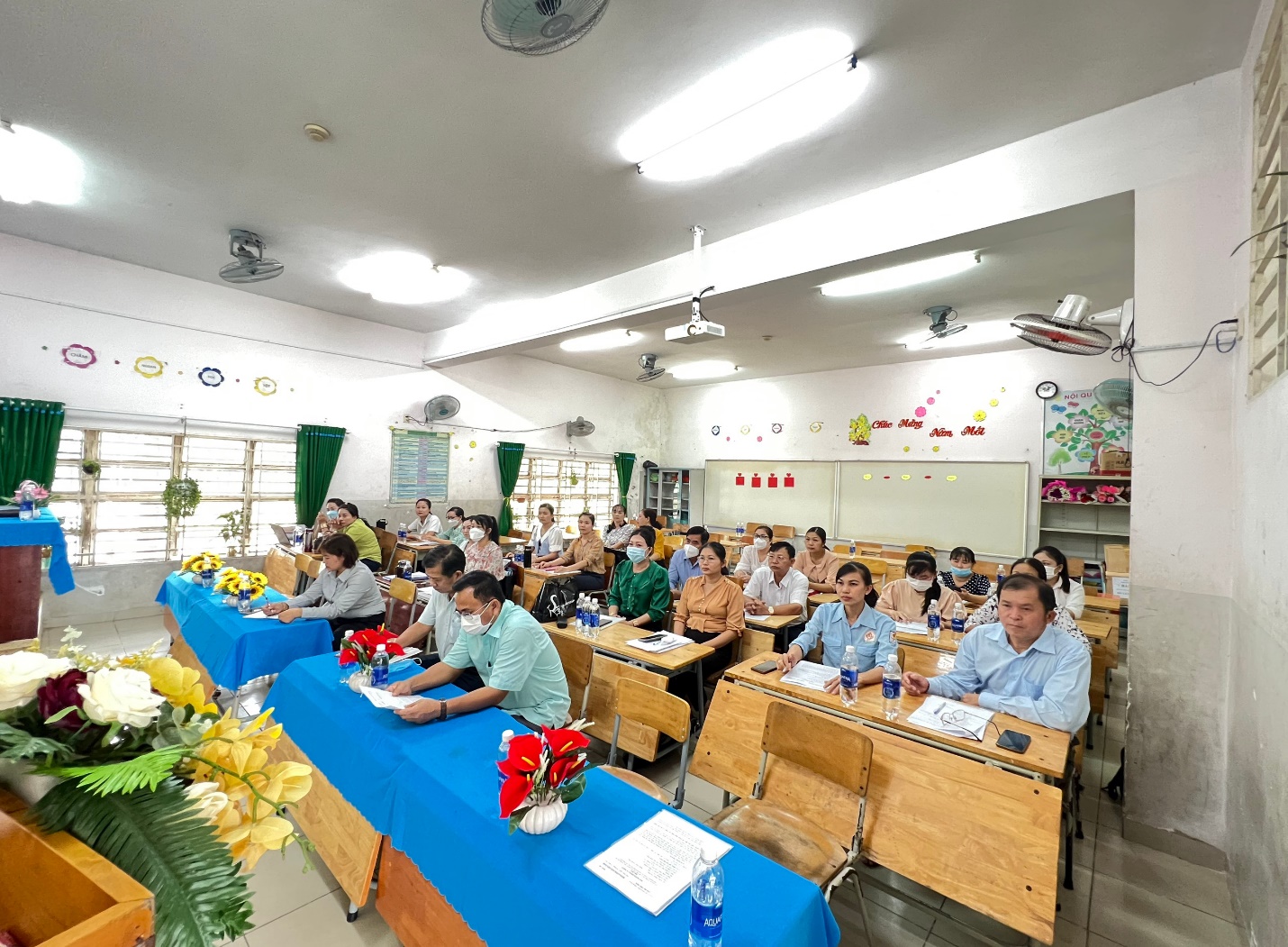 Trường Tiểu học Thới Hòa họp đánh giá Đảng viên cuối năm